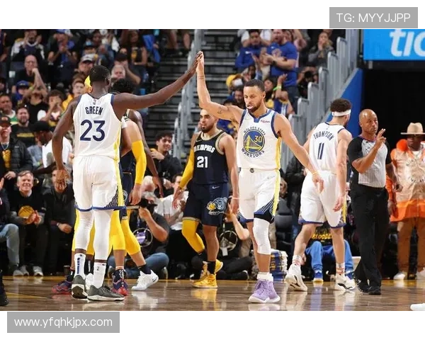 洛杉矶湖人客场逆袭孟菲斯灰熊展现强大团队实力与顽强斗志